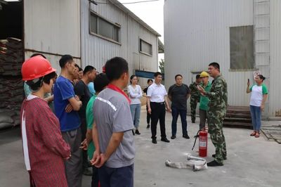 潍坊安丘消防大队走进超大饲料开展消防安全知识培训及灭火实战演练